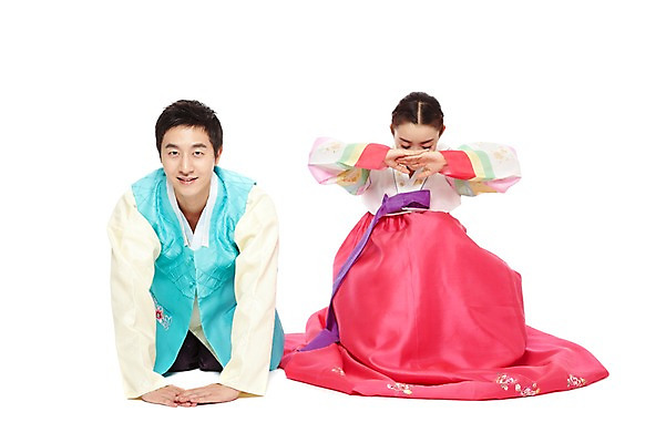 포토 JPG 스튜디오촬영 전신 한국문화 한국전통 전통 라이프스타일 부부 커플 여자 명절 남자 전통문화 새해 한국 실내 숙이기 고개숙이기 미소 웃음 누끼 사람 앉기 동양인 20대 성인 두명 앞모습 설날 추석 깨끗함 한국인 예절 인사 절 전통의상 한복 세배 손모으기 청년만 성인만 국내포토 동양문화 기념일 아시아 문화 뷰포인트 포즈 컨셉 관계 모션 표정 인종 손짓 청년 내부 생활 절_인사 파일형식