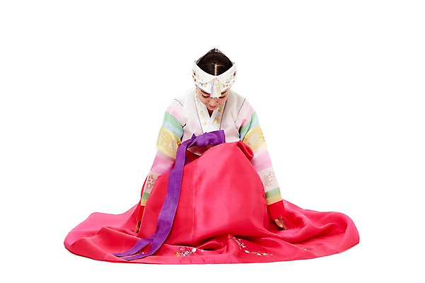 포토 JPG 스튜디오촬영 전신 한국문화 한국전통 전통 라이프스타일 여자 명절 전통문화 새해 한국 실내 숙이기 고개숙이기 한명 누끼 사람 앉기 동양인 20대 성인 앞모습 설날 추석 깨끗함 한국인 예절 인사 절 전통의상 한복 세배 아얌 여자만 여자한명만 성인여자만 청년만 청년여자만 성인한명만 청년여자한명만 성인여자한명만 성인만 국내포토 1 동양문화 기념일 아시아 문화 뷰포인트 포즈 컨셉 모션 전통소품 인종 청년 내부 생활 절_인사 파일형식