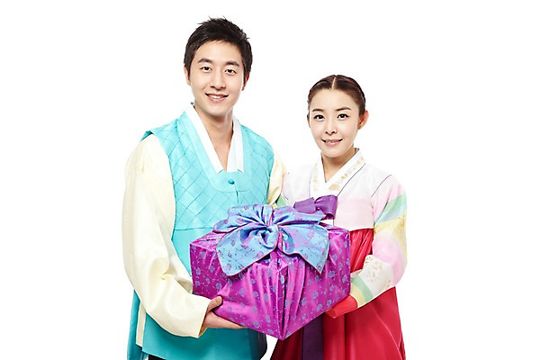 포토 JPG 스튜디오촬영 한국문화 한국전통 전통 라이프스타일 부부 커플 여자 명절 남자 전통문화 포장 새해 한국 실내 선물 미소 웃음 들기 누끼 사람 동양인 상반신 20대 성인 두명 앞모습 선물상자 상자 설날 추석 한국인 보자기 전통의상 한복 새해선물 추석선물 청년만 성인만 설선물 국내포토 동양문화 기념일 아시아 문화 뷰포인트 관계 모션 표정 인종 청년 내부 생활 파일형식 천_직물 명절선물