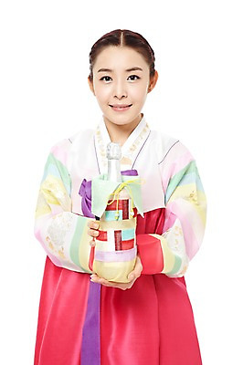 포토 JPG 스튜디오촬영 한국문화 한국전통 전통 라이프스타일 여자 명절 전통문화 술병 새해 한국 실내 선물 한명 미소 웃음 들기 누끼 사람 동양인 상반신 20대 성인 앞모습 설날 추석 와인 한국인 병 전통의상 한복 와인병 새해선물 추석선물 여자만 여자한명만 성인여자만 청년만 청년여자만 성인한명만 청년여자한명만 성인여자한명만 성인만 설선물 국내포토 1 동양문화 식기 기념일 아시아 문화 뷰포인트 모션 병_용기 주류 표정 인종 청년 내부 생활 파일형식 명절선물