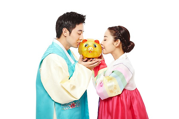 포토 JPG 스튜디오촬영 한국문화 한국전통 전통 라이프스타일 부부 커플 여자 명절 남자 전통문화 새해 키스 한국 실내 선물 들기 누끼 사람 동양인 상반신 20대 성인 두명 옆모습 설날 마주보기 추석 눈감음 한국인 돼지저금통 기도 돼지 행운 전통의상 한복 금돼지 복돼지 새해선물 추석선물 청년만 성인만 설선물 국내포토 동양문화 기념일 아시아 문화 뷰포인트 컨셉 포유류 관계 모션 인종 청년 내부 생활 저금통 애정표현 파일형식 명절선물