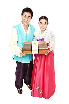 포토 JPG 스튜디오촬영 전신 한국문화 한국전통 전통 라이프스타일 부부 커플 여자 명절 남자 전통문화 새해 한국 실내 선물 서기 미소 웃음 들기 누끼 사람 동양인 20대 성인 두명 앞모습 선물상자 상자 설날 추석 한국인 전통의상 한복 새해선물 추석선물 청년만 성인만 설선물 국내포토 동양문화 기념일 아시아 문화 뷰포인트 관계 모션 표정 인종 청년 내부 생활 파일형식 명절선물