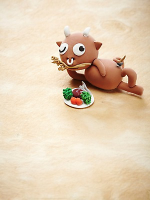 포토 JPG 스튜디오촬영 동물 캐릭터 한마리 그릇 접시 음식 인형 동물캐릭터 포즈 포유류 실내 파슬리 육류 윙크 스테이크 요리 사람없음 눕기 장난감 귀여움 당근 십이지신 소 볏짚 오브젝트 공예품 점토 한우 안심 파리_곤충 점토공예 고삐 클레이아트 동물인형 국내포토 1 식기 곤충 컨셉 채소 식재료 모션 뿌리채소 서양음식 표정 내부 소고기 짚 공예 파일형식