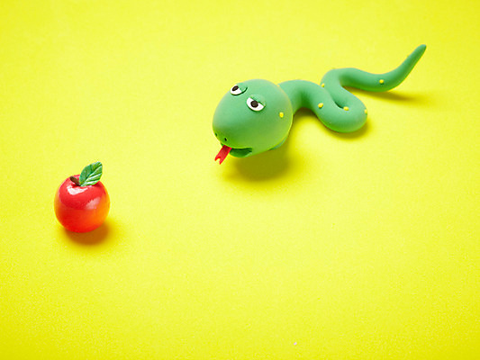 포토 JPG 스튜디오촬영 동물 캐릭터 한마리 인형 동물캐릭터 과일 파충류 실내 사람없음 장난감 귀여움 십이지신 뱀띠 뱀 사과 혀 오브젝트 공예품 점토 점토공예 클레이아트 동물인형 국내포토 1 컨셉 내부 입 공예 파일형식