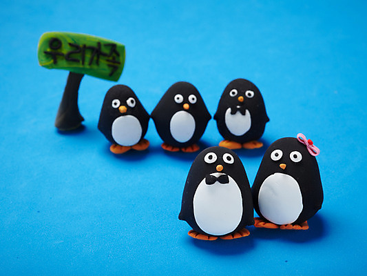 포토 JPG 스튜디오촬영 동물 척추동물 캐릭터 리본 인형 동물캐릭터 여러마리 가족 조류 나비넥타이 실내 사람없음 장난감 귀여움 팻말 표지판 오브젝트 공예품 펭귄 점토 점토공예 클레이아트 동물인형 국내포토 다수 컨셉 관계 넥타이 프레임 알림판 내부 공예 파일형식