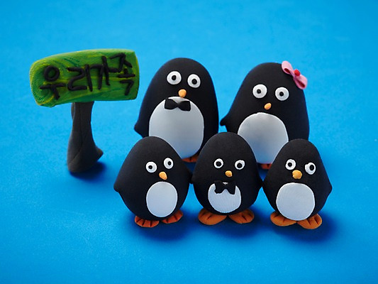 포토 JPG 스튜디오촬영 동물 척추동물 캐릭터 리본 인형 동물캐릭터 여러마리 가족 조류 나비넥타이 실내 사람없음 장난감 귀여움 팻말 표지판 오브젝트 공예품 펭귄 점토 점토공예 클레이아트 동물인형 국내포토 다수 컨셉 관계 넥타이 프레임 알림판 내부 공예 파일형식