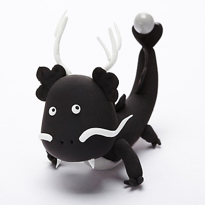 포토 JPG 스튜디오촬영 동물 캐릭터 한마리 인형 동물캐릭터 포유류 실내 사람없음 장난감 귀여움 십이지신 용 구슬 오브젝트 공예품 점토 점토공예 클레이아트 동물인형 여의주 흑룡 국내포토 1 컨셉 내부 공예 파일형식