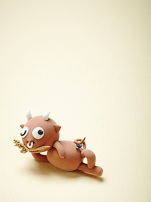 포토 JPG 스튜디오촬영 동물 캐릭터 한마리 인형 동물캐릭터 포즈 포유류 실내 윙크 사람없음 눕기 장난감 귀여움 십이지신 소 볏짚 오브젝트 공예품 점토 파리_곤충 점토공예 고삐 클레이아트 동물인형 국내포토 1 곤충 컨셉 모션 표정 내부 짚 공예 파일형식