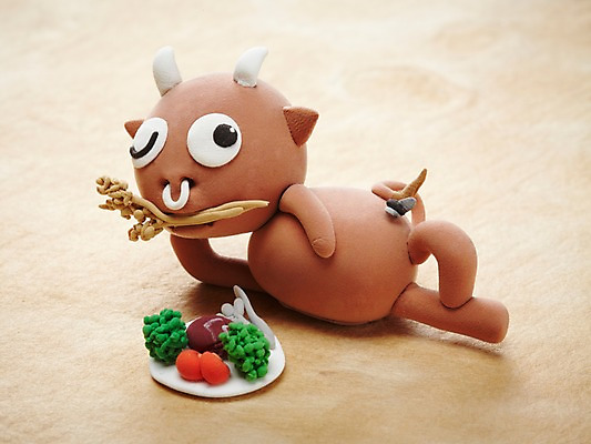 포토 JPG 스튜디오촬영 동물 캐릭터 한마리 그릇 접시 음식 인형 동물캐릭터 포즈 포유류 실내 파슬리 육류 윙크 스테이크 요리 사람없음 눕기 장난감 귀여움 당근 십이지신 소 볏짚 오브젝트 공예품 점토 한우 안심 파리_곤충 점토공예 고삐 클레이아트 동물인형 국내포토 1 식기 곤충 컨셉 채소 식재료 모션 뿌리채소 서양음식 표정 내부 소고기 짚 공예 파일형식