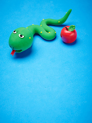 포토 JPG 스튜디오촬영 동물 캐릭터 한마리 인형 동물캐릭터 과일 파충류 실내 사람없음 장난감 귀여움 십이지신 뱀띠 뱀 사과 혀 오브젝트 공예품 점토 점토공예 클레이아트 동물인형 국내포토 1 컨셉 내부 입 공예 파일형식