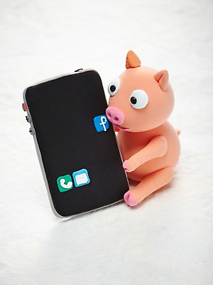 포토 JPG 스튜디오촬영 한마리 동물캐릭터 실내 사람없음 스마트폰 귀여움 돼지 오브젝트 클레이아트 동물인형 국내포토 동물 캐릭터 1 인형 컨셉 포유류 내부 핸드폰 스마트기기 공예 점토 파일형식