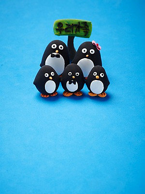 포토 JPG 스튜디오촬영 동물 척추동물 캐릭터 리본 인형 동물캐릭터 여러마리 가족 조류 나비넥타이 실내 사람없음 장난감 귀여움 팻말 표지판 오브젝트 공예품 펭귄 점토 점토공예 클레이아트 동물인형 국내포토 다수 컨셉 관계 넥타이 프레임 알림판 내부 공예 파일형식