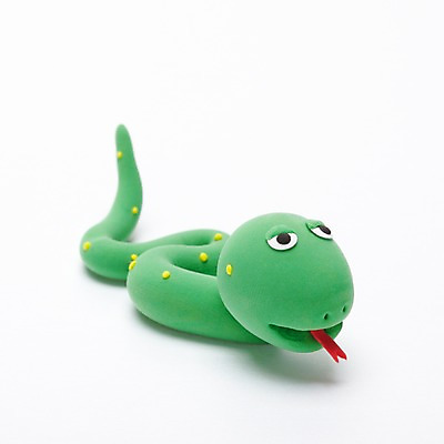 포토 JPG 스튜디오촬영 동물 캐릭터 한마리 인형 동물캐릭터 파충류 실내 사람없음 장난감 귀여움 십이지신 뱀띠 뱀 혀 오브젝트 공예품 점토 점토공예 클레이아트 동물인형 국내포토 1 컨셉 내부 입 공예 파일형식