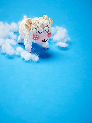 포토 JPG 스튜디오촬영 동물 캐릭터 한마리 인형 동물캐릭터 포유류 털 실내 사람없음 장난감 귀여움 눈감음 십이지신 양 신년캐릭터 오브젝트 공예품 점토 점토공예 클레이아트 동물인형 양털 국내포토 1 컨셉 모션 새해 내부 공예 파일형식