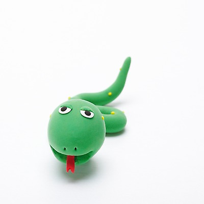 포토 JPG 스튜디오촬영 동물 캐릭터 한마리 인형 동물캐릭터 파충류 실내 사람없음 장난감 귀여움 십이지신 뱀띠 뱀 혀 오브젝트 공예품 점토 점토공예 클레이아트 동물인형 국내포토 1 컨셉 내부 입 공예 파일형식