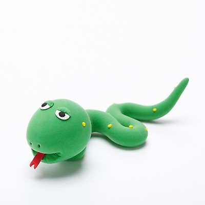 포토 JPG 스튜디오촬영 동물 캐릭터 한마리 인형 동물캐릭터 파충류 실내 사람없음 장난감 귀여움 십이지신 뱀띠 뱀 혀 오브젝트 공예품 점토 점토공예 클레이아트 동물인형 국내포토 1 컨셉 내부 입 공예 파일형식