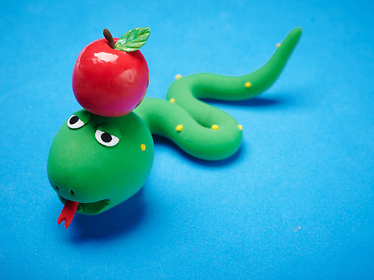 포토 JPG 스튜디오촬영 동물 캐릭터 한마리 인형 동물캐릭터 과일 파충류 실내 사람없음 장난감 귀여움 십이지신 뱀띠 뱀 사과 혀 오브젝트 공예품 점토 점토공예 클레이아트 동물인형 국내포토 1 컨셉 내부 입 공예 파일형식