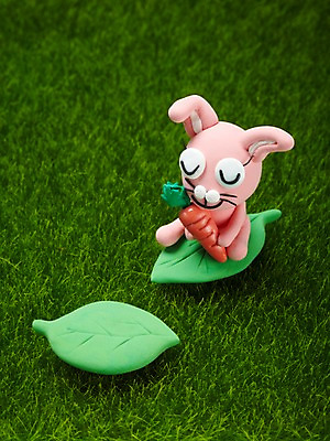 포토 JPG 스튜디오촬영 식물 동물 캐릭터 한마리 인형 동물캐릭터 잎 채소 포유류 나뭇잎 실내 들기 잔디 초원 사람없음 장난감 귀여움 눈감음 당근 십이지신 토끼 풀 오브젝트 공예품 점토 점토공예 클레이아트 동물인형 반려 국내포토 1 컨셉 모션 뿌리채소 내부 반려동물 공예 파일형식