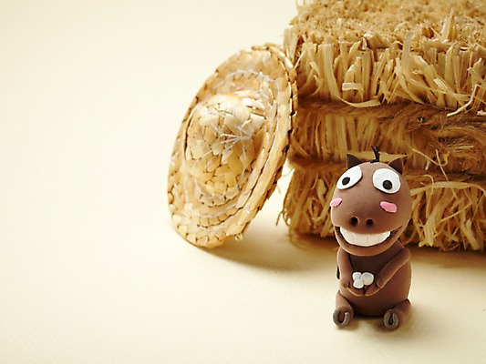 포토 JPG 스튜디오촬영 동물 캐릭터 모자 한마리 인형 동물캐릭터 포유류 실내 미소 웃음 들기 사람없음 장난감 귀여움 십이지신 말_동물 볏짚 설탕 각설탕 오브젝트 공예품 밀짚모자 점토 점토공예 클레이아트 동물인형 국내포토 모자_잡화 1 잡화 컨셉 모션 표정 내부 짚 공예 파일형식