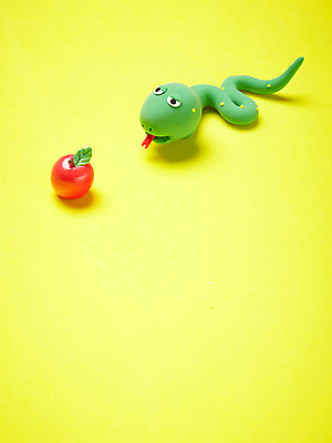 포토 JPG 스튜디오촬영 동물 캐릭터 한마리 인형 동물캐릭터 과일 파충류 실내 사람없음 장난감 귀여움 십이지신 뱀띠 뱀 사과 혀 오브젝트 공예품 점토 점토공예 클레이아트 동물인형 국내포토 1 컨셉 내부 입 공예 파일형식