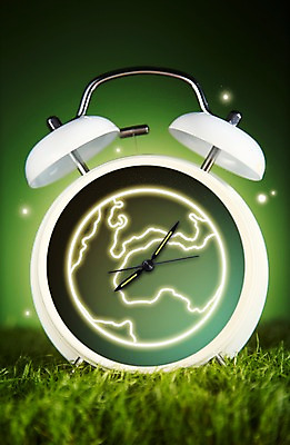 PSD 식물 편집이미지 지구 캠페인 시계 페인팅 근접촬영 잔디 초원 사람없음 아웃포커스 초록색 빛 지구본 자연보호 환경 그린캠페인 자명종 광선 풀 시곗바늘 에코 탁상시계 분침 시침 라이트페인팅 초침 이미지편집 뷰포인트 컬러 자연 촬영기법 알람 보호 파일형식