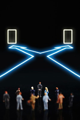 전신 PSD 편집이미지 화살표 길 인형 비즈니스 페인팅 서기 여러명 사람없음 뒷모습 빛 문 미니어처 피규어 광선 직장인 선택 방향 갈림길 라이트페인팅 이미지편집 직업 뷰포인트 다수 컨셉 모션 사람 모형 파일형식