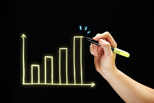 PSD 편집이미지 손 화살표 비즈니스 페인팅 통계 수치 그래프 한손 한명 들기 사람 신체부위 빛 필기구 펜 성장 광선 기록 막대기 막대그래프 상승 라이트페인팅 형광펜 이미지편집 1 컨셉 모션 문구용품 파일형식