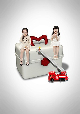 전신 PSD 편집 편집이미지 여자 어린이 백그라운드 티타임 휴식 미소 웃음 사람 앉기 동양인 소녀 두명 약 3D 한국인 응급 의료용품 구급상자 소방차 구급약 구급약상자 구급약통 구급약품 비상약 여자만 어린이만 소녀만 편집3D 컨셉 의학 의료기기 모션 자동차 표정 인종 긴급 디지털합성 파일형식