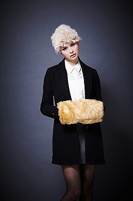 포토 JPG 스튜디오촬영 서양인 외국인 백인 해외기획촬영 모자 우먼라이프 라이프스타일 2012년태국 여자 패션 포즈 겨울 검은배경 털모자 실내 따뜻함 한명 서기 사람 정장 20대 성인 앞모습 치마 재킷 코트 비즈니스우먼 겨울옷 오피스룩 여자만 여자한명만 성인여자만 청년만 청년여자만 성인한명만 청년여자한명만 성인여자한명만 성인만 국내포토 모자_잡화 1 잡화 옷 계절 뷰포인트 백그라운드 비즈니스 모션 하의 인종 청년 내부 생활 검은색 외투 직장인 파일형식