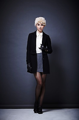 포토 JPG 스튜디오촬영 전신 서양인 외국인 백인 해외기획촬영 모자 우먼라이프 라이프스타일 2012년태국 여자 패션 구두 포즈 장갑 겨울 검은배경 털모자 실내 한명 서기 사람 정장 20대 성인 앞모습 치마 뷰티 재킷 코트 비즈니스우먼 겨울옷 오피스룩 가죽장갑 여자만 여자한명만 성인여자만 청년만 청년여자만 성인한명만 청년여자한명만 성인여자한명만 성인만 국내포토 모자_잡화 1 잡화 옷 계절 뷰포인트 백그라운드 신발 비즈니스 모션 하의 인종 청년 내부 생활 검은색 외투 직장인 파일형식