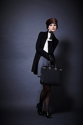 포토 JPG 스튜디오촬영 서양인 외국인 백인 해외기획촬영 모자 우먼라이프 라이프스타일 응시 2012년태국 여자 패션 구두 포즈 장갑 겨울 서류가방 가방 비즈니스 검은배경 털모자 실내 한명 서기 들기 사람 정장 20대 성인 앞모습 치마 뷰티 재킷 코트 직장인 비즈니스우먼 겨울옷 오피스룩 가죽장갑 여자만 여자한명만 성인여자만 청년만 청년여자만 성인한명만 청년여자한명만 성인여자한명만 성인만 국내포토 직업 모자_잡화 1 시선 잡화 옷 계절 뷰포인트 백그라운드 신발 모션 하의 인종 청년 내부 생활 검은색 외투 파일형식
