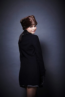 포토 JPG 스튜디오촬영 서양인 외국인 백인 해외기획촬영 모자 우먼라이프 라이프스타일 2012년태국 여자 패션 포즈 장갑 겨울 검은배경 털모자 실내 한명 서기 사람 정장 20대 성인 뒷모습 치마 재킷 코트 비즈니스우먼 뒤돌아보기 겨울옷 오피스룩 가죽장갑 여자만 여자한명만 성인여자만 청년만 청년여자만 성인한명만 청년여자한명만 성인여자한명만 성인만 국내포토 모자_잡화 1 잡화 옷 계절 뷰포인트 백그라운드 비즈니스 모션 하의 인종 청년 내부 생활 검은색 외투 직장인 파일형식