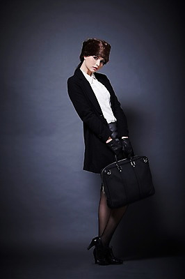 포토 JPG 스튜디오촬영 서양인 외국인 백인 해외기획촬영 모자 우먼라이프 라이프스타일 2012년태국 여자 패션 구두 포즈 장갑 겨울 서류가방 가방 비즈니스 검은배경 털모자 실내 한명 서기 들기 사람 정장 20대 성인 옆모습 치마 뷰티 재킷 코트 직장인 비즈니스우먼 겨울옷 오피스룩 가죽장갑 여자만 여자한명만 성인여자만 청년만 청년여자만 성인한명만 청년여자한명만 성인여자한명만 성인만 국내포토 직업 모자_잡화 1 잡화 옷 계절 뷰포인트 백그라운드 신발 모션 하의 인종 청년 내부 생활 검은색 외투 파일형식