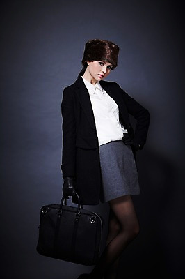 포토 JPG 스튜디오촬영 서양인 외국인 백인 해외기획촬영 모자 우먼라이프 라이프스타일 2012년태국 여자 패션 허리손 포즈 장갑 겨울 서류가방 가방 비즈니스 검은배경 털모자 실내 한명 서기 들기 사람 정장 20대 성인 앞모습 치마 재킷 코트 직장인 비즈니스우먼 겨울옷 오피스룩 가죽장갑 여자만 여자한명만 성인여자만 청년만 청년여자만 성인한명만 청년여자한명만 성인여자한명만 성인만 국내포토 직업 모자_잡화 1 잡화 옷 계절 뷰포인트 백그라운드 모션 하의 인종 청년 내부 생활 검은색 외투 파일형식