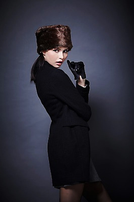 포토 JPG 스튜디오촬영 서양인 외국인 백인 해외기획촬영 모자 우먼라이프 라이프스타일 2012년태국 여자 패션 포즈 장갑 겨울 검은배경 털모자 실내 한명 서기 사람 정장 20대 성인 옆모습 치마 재킷 코트 비즈니스우먼 겨울옷 오피스룩 가죽장갑 여자만 여자한명만 성인여자만 청년만 청년여자만 성인한명만 청년여자한명만 성인여자한명만 성인만 국내포토 모자_잡화 1 잡화 옷 계절 뷰포인트 백그라운드 비즈니스 모션 하의 인종 청년 내부 생활 검은색 외투 직장인 파일형식