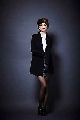 포토 JPG 스튜디오촬영 전신 서양인 외국인 백인 해외기획촬영 모자 우먼라이프 라이프스타일 2012년태국 여자 패션 구두 포즈 장갑 겨울 검은배경 털모자 실내 한명 서기 사람 정장 20대 성인 앞모습 치마 뷰티 재킷 코트 비즈니스우먼 겨울옷 오피스룩 가죽장갑 여자만 여자한명만 성인여자만 청년만 청년여자만 성인한명만 청년여자한명만 성인여자한명만 성인만 국내포토 모자_잡화 1 잡화 옷 계절 뷰포인트 백그라운드 신발 비즈니스 모션 하의 인종 청년 내부 생활 검은색 외투 직장인 파일형식