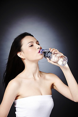 포토 JPG 스튜디오촬영 서양인 외국인 백인 해외기획촬영 우먼라이프 라이프스타일 긴머리 2012년태국 여자 포즈 검은배경 실내 한명 사람 상반신 20대 성인 옆모습 물 뷰티 마시기 병 매끈함 튜브탑 갈증 먹기 물병 생수 순수 청순 의료성형뷰티 여자만 여자한명만 성인여자만 청년만 청년여자만 성인한명만 청년여자한명만 성인여자한명만 성인만 국내포토 자연요소 1 헤어스타일 식기 뷰포인트 백그라운드 컨셉 상의 모션 인종 청년 내부 생활 검은색 감각 물통 파일형식