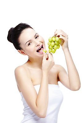 포토 JPG 스튜디오촬영 서양인 외국인 백인 해외기획촬영 우먼라이프 라이프스타일 2012년태국 여자 음식 포즈 과일 포도 실내 입벌림 한명 미소 웃음 들기 누끼 사람 상반신 20대 성인 앞모습 뷰티 매끈함 튜브탑 먹기 순수 올림머리 청순 의료성형뷰티 여자만 여자한명만 성인여자만 청년만 청년여자만 성인한명만 청년여자한명만 성인여자한명만 성인만 국내포토 1 헤어스타일 뷰포인트 컨셉 상의 모션 표정 인종 청년 내부 생활 감각 파일형식