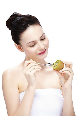 포토 JPG 스튜디오촬영 서양인 외국인 백인 해외기획촬영 우먼라이프 라이프스타일 2012년태국 여자 음식 포즈 과일 실내 키위 한명 미소 웃음 들기 누끼 사람 상반신 20대 성인 앞모습 뷰티 숟가락 매끈함 튜브탑 순수 올림머리 청순 의료성형뷰티 여자만 여자한명만 성인여자만 청년만 청년여자만 성인한명만 청년여자한명만 성인여자한명만 성인만 국내포토 1 헤어스타일 뷰포인트 컨셉 상의 모션 수저 표정 인종 청년 내부 생활 감각 파일형식