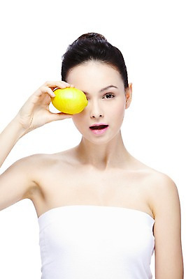 포토 JPG 스튜디오촬영 서양인 외국인 백인 해외기획촬영 우먼라이프 라이프스타일 2012년태국 여자 음식 포즈 과일 실내 한명 들기 누끼 사람 상반신 20대 성인 앞모습 뷰티 매끈함 튜브탑 레몬 순수 올림머리 청순 의료성형뷰티 여자만 여자한명만 성인여자만 청년만 청년여자만 성인한명만 청년여자한명만 성인여자한명만 성인만 국내포토 1 헤어스타일 뷰포인트 컨셉 상의 모션 인종 청년 내부 생활 감각 파일형식