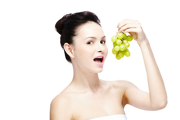 포토 JPG 스튜디오촬영 서양인 외국인 백인 해외기획촬영 우먼라이프 라이프스타일 2012년태국 여자 음식 포즈 과일 포도 실내 입벌림 한명 들기 누끼 사람 상반신 20대 성인 옆모습 뷰티 매끈함 먹기 순수 올림머리 청순 의료성형뷰티 여자만 여자한명만 성인여자만 청년만 청년여자만 성인한명만 청년여자한명만 성인여자한명만 성인만 국내포토 1 헤어스타일 뷰포인트 컨셉 모션 표정 인종 청년 내부 생활 감각 파일형식