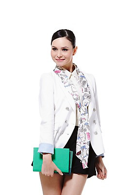 포토 JPG 스튜디오촬영 서양인 외국인 백인 해외기획촬영 우먼라이프 라이프스타일 응시 2012년태국 여자 패션 포즈 반바지 실내 한명 서기 미소 웃음 들기 누끼 사람 20대 성인 앞모습 책 캐주얼 독서 스카프 봄 재킷 비즈니스우먼 즐거움 오피스룩 봄옷 여자만 여자한명만 성인여자만 청년만 청년여자만 성인한명만 청년여자한명만 성인여자한명만 성인만 국내포토 1 시선 옷 계절 감정 뷰포인트 비즈니스 바지 모션 표정 인종 청년 내부 생활 목도리 외투 직장인 파일형식