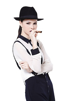 포토 JPG 스튜디오촬영 서양인 외국인 백인 해외기획촬영 모자 우먼라이프 라이프스타일 긴머리 2012년태국 잡화 여자 패션 포즈 흡연 담배 실내 한명 서기 들기 누끼 사람 20대 성인 옆모습 물기 매니시 매니시룩 멜빵바지 중절모 남장 페도라 포니테일 묶은머리 여자만 여자한명만 성인여자만 청년만 청년여자만 성인한명만 청년여자한명만 성인여자한명만 성인만 국내포토 모자_잡화 1 헤어스타일 뷰포인트 바지 모션 인종 청년 내부 생활 멜빵 파일형식