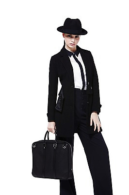 포토 JPG 스튜디오촬영 서양인 외국인 백인 해외기획촬영 모자 우먼라이프 라이프스타일 2012년태국 잡화 여자 패션 포즈 서류가방 가방 비즈니스 실내 한명 서기 들기 누끼 사람 정장 20대 성인 앞모습 재킷 코트 매니시 매니시룩 중절모 남장 페도라 여자만 여자한명만 성인여자만 청년만 청년여자만 성인한명만 청년여자한명만 성인여자한명만 성인만 국내포토 모자_잡화 1 옷 뷰포인트 모션 인종 청년 내부 생활 외투 파일형식