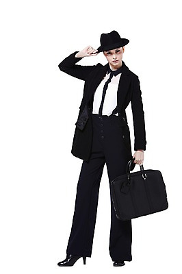 포토 JPG 스튜디오촬영 전신 서양인 외국인 백인 해외기획촬영 모자 우먼라이프 라이프스타일 2012년태국 잡화 여자 패션 구두 포즈 서류가방 가방 비즈니스 실내 한명 서기 들기 누끼 사람 정장 20대 성인 앞모습 재킷 코트 매니시 매니시룩 중절모 남장 페도라 여자만 여자한명만 성인여자만 청년만 청년여자만 성인한명만 청년여자한명만 성인여자한명만 성인만 국내포토 모자_잡화 1 옷 뷰포인트 신발 모션 인종 청년 내부 생활 외투 파일형식