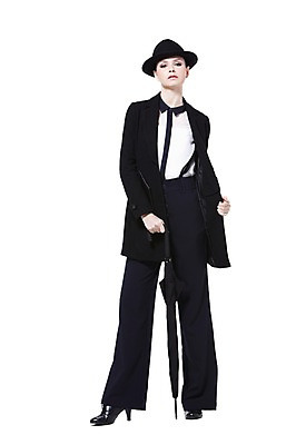 포토 JPG 스튜디오촬영 전신 서양인 외국인 백인 해외기획촬영 모자 우먼라이프 라이프스타일 2012년태국 잡화 여자 패션 포즈 우산 실내 한명 서기 누끼 사람 정장 20대 성인 앞모습 재킷 코트 매니시 매니시룩 멜빵바지 중절모 남장 페도라 여자만 여자한명만 성인여자만 청년만 청년여자만 성인한명만 청년여자한명만 성인여자한명만 성인만 국내포토 모자_잡화 1 옷 뷰포인트 바지 모션 인종 청년 내부 생활 외투 멜빵 파일형식