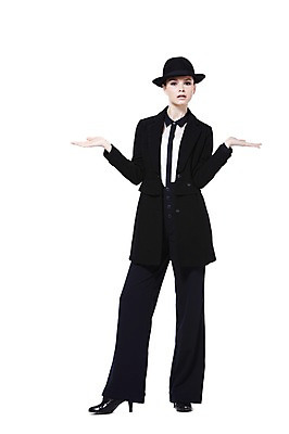 포토 JPG 스튜디오촬영 전신 서양인 외국인 백인 해외기획촬영 모자 우먼라이프 라이프스타일 2012년태국 잡화 여자 패션 구두 포즈 모션 실내 한명 서기 누끼 사람 정장 손짓 20대 성인 앞모습 재킷 코트 매니시 매니시룩 중절모 남장 페도라 여자만 여자한명만 성인여자만 청년만 청년여자만 성인한명만 청년여자한명만 성인여자한명만 성인만 국내포토 모자_잡화 1 옷 뷰포인트 신발 인종 청년 내부 생활 외투 파일형식