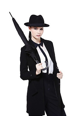 포토 JPG 스튜디오촬영 서양인 외국인 백인 해외기획촬영 모자 우먼라이프 라이프스타일 2012년태국 잡화 여자 패션 포즈 우산 실내 한명 서기 들기 누끼 사람 정장 20대 성인 앞모습 재킷 코트 매니시 매니시룩 중절모 남장 페도라 여자만 여자한명만 성인여자만 청년만 청년여자만 성인한명만 청년여자한명만 성인여자한명만 성인만 국내포토 모자_잡화 1 옷 뷰포인트 모션 인종 청년 내부 생활 외투 파일형식