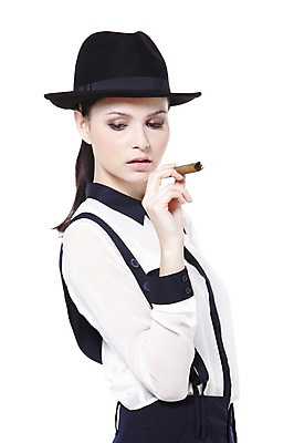 포토 JPG 스튜디오촬영 서양인 외국인 백인 해외기획촬영 모자 우먼라이프 라이프스타일 긴머리 응시 2012년태국 잡화 여자 패션 포즈 흡연 담배 실내 한명 들기 누끼 사람 상반신 20대 성인 옆모습 매니시 매니시룩 멜빵바지 중절모 남장 페도라 포니테일 묶은머리 여자만 여자한명만 성인여자만 청년만 청년여자만 성인한명만 청년여자한명만 성인여자한명만 성인만 국내포토 모자_잡화 1 헤어스타일 시선 뷰포인트 바지 모션 인종 청년 내부 생활 멜빵 파일형식