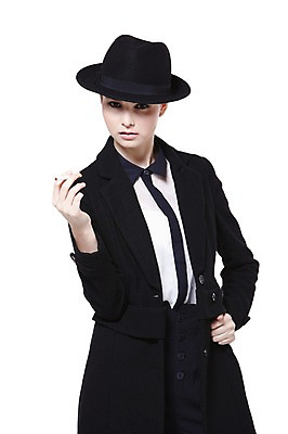 포토 JPG 스튜디오촬영 서양인 외국인 백인 해외기획촬영 모자 우먼라이프 라이프스타일 2012년태국 잡화 여자 패션 허리손 포즈 흡연 담배 실내 한명 들기 누끼 사람 정장 상반신 20대 성인 앞모습 재킷 코트 매니시 매니시룩 중절모 남장 페도라 여자만 여자한명만 성인여자만 청년만 청년여자만 성인한명만 청년여자한명만 성인여자한명만 성인만 국내포토 모자_잡화 1 옷 뷰포인트 모션 인종 청년 내부 생활 외투 파일형식